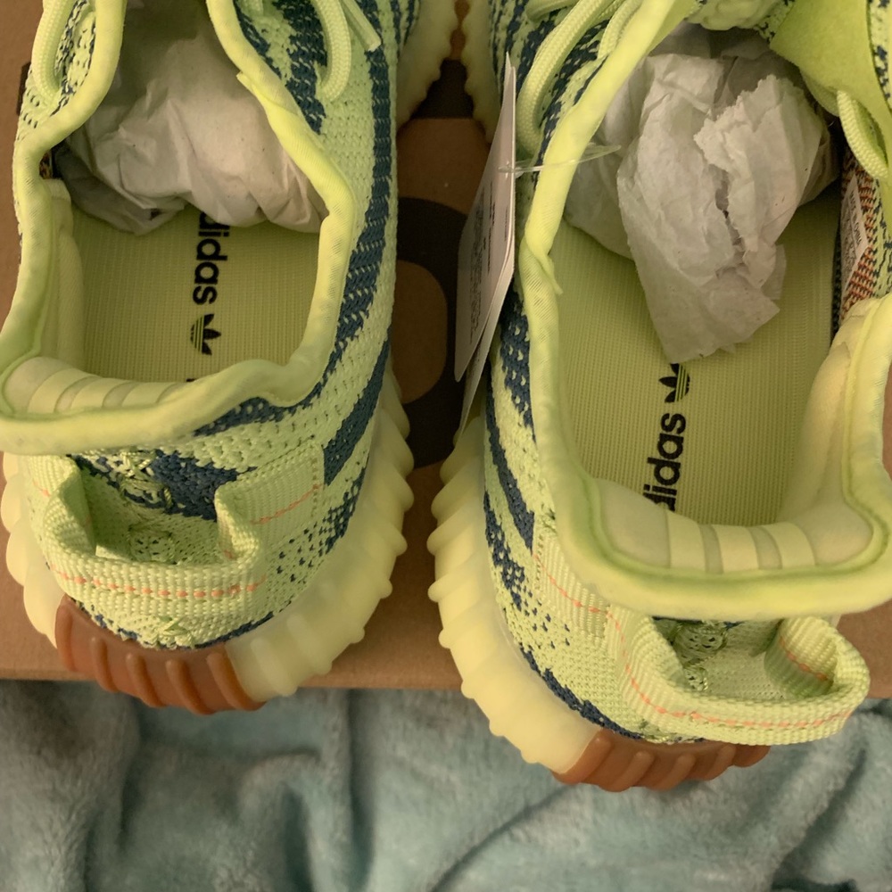 Brand New YEEZY Boost 350 V2 Frozen Yellow size 7m - Picture 4 of 8